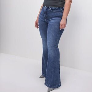 Good American GOOD LEGS FLARE JEANS